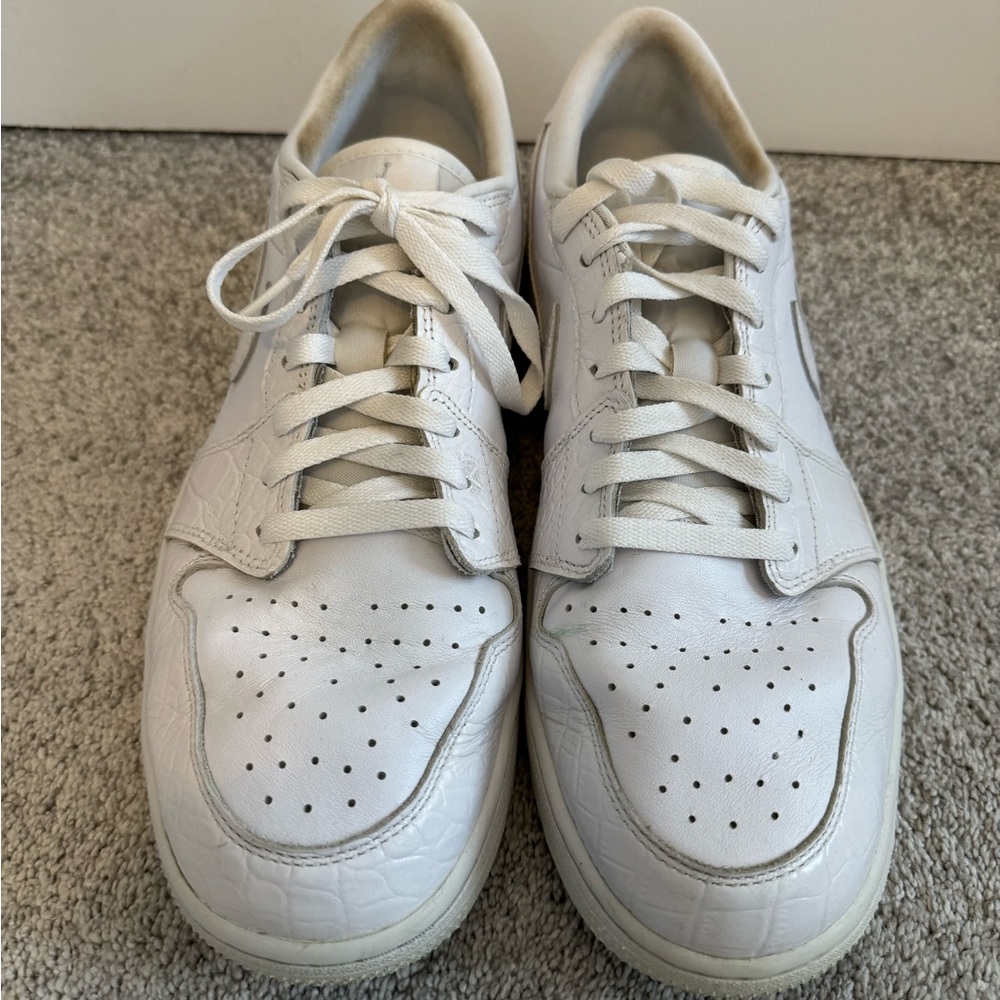 One pair of men’s Nike low dunk golf shoes in white